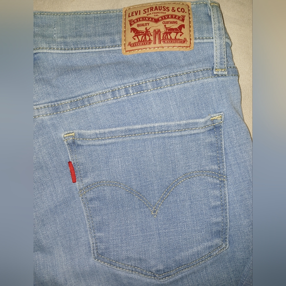 NWOT Levi's 311 Shaping Skinny Jean's Women's Size 27 Light Wash